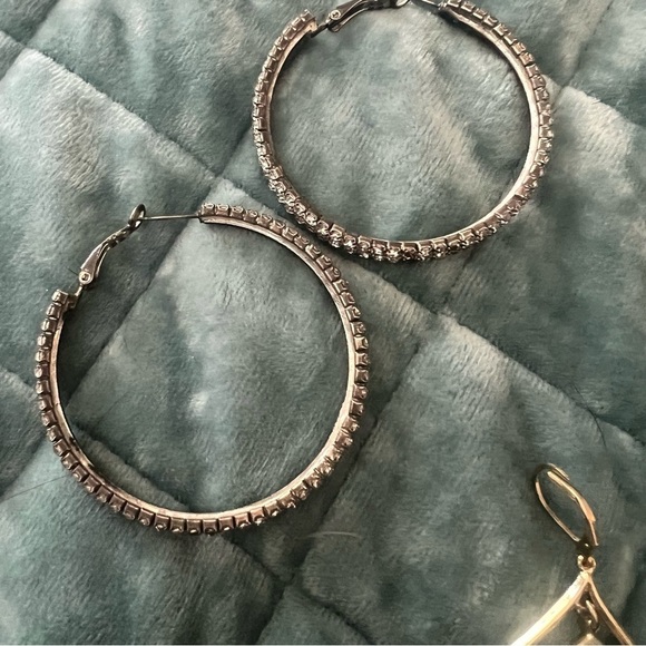 4 Pairs of Costume Jewelry Earrings - Picture 12 of 14